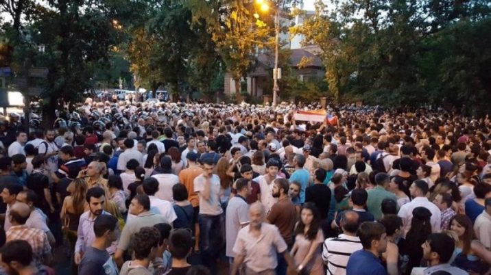 Ermənistanda aksiyalar yenidən başladı