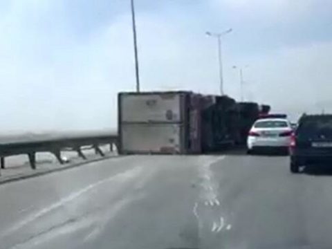 Bakıda TIR aşdı: iranlı sürücünün qolu kəsildi
