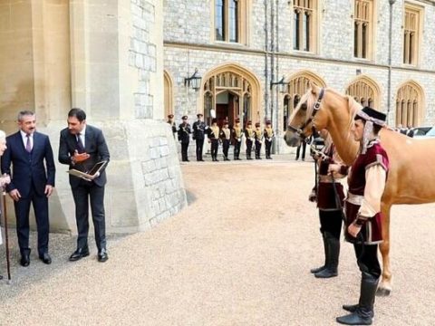 İlham Əliyev II Yelizavetaya Qarabağ atı göndərdi