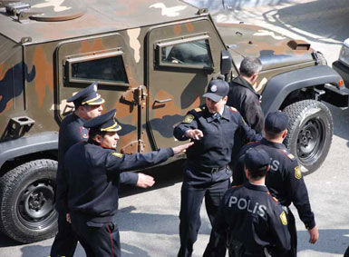 Bakıda polis intiharın qarşısını aldı, özü yaralandı