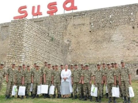 Paşayeva Şuşada əsgərləri təbrik etdi