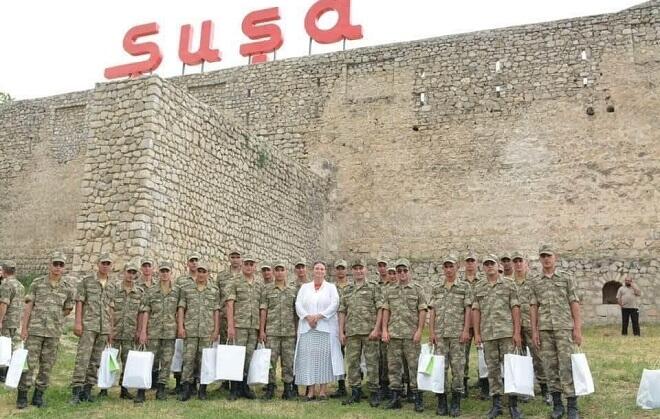 Paşayeva Şuşada əsgərləri təbrik etdi
