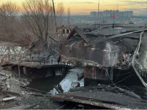 Ukrayna Xersonda dəmir yolu körpüsünü vurdu