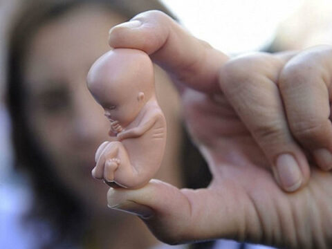 Abortu qadağan edən qanun imzalandı