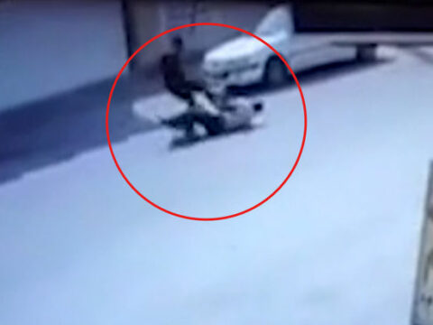 İranda polislər hər iki ayağı sınan siyasi fəalı qəddar şəkildə döydülər – VİDEO