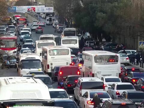 Bakıda 30-dan çox avtobus tıxacda qaldı