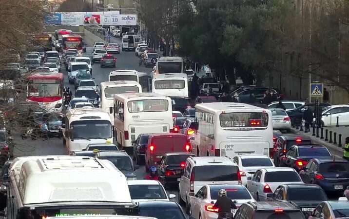 Bakıda 30-dan çox avtobus tıxacda qaldı