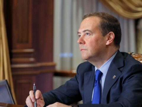 Medvedev Zelenskini Hitlerə bənzətdi