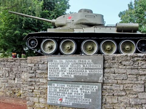 Estoniyada Sovet abidəsi söküldü