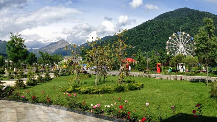 Kənddə turistlərə niyə etiraz edirlər? – “Şortikdə gəlib…”