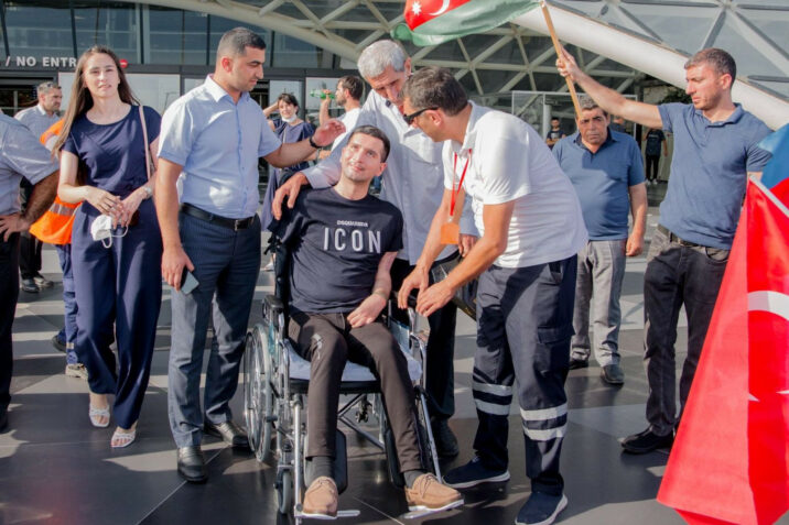 Türkiyədə müalicə alan iki qazi ölkəyə qayıtdı