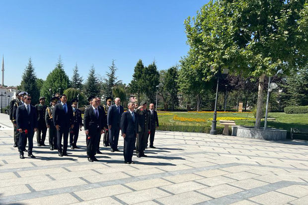 Zakir Həsənov Ankarada Heydər Əliyev Parkını ziyarət etdi