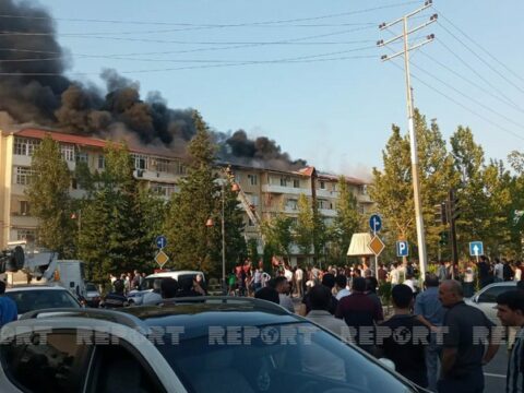 Yevlaxda çoxmənzilli yaşayış binasında baş verən yanğın söndürülüb