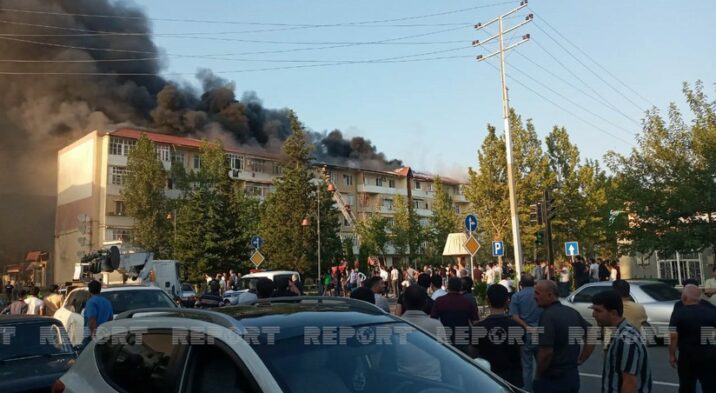 Yevlaxda çoxmənzilli yaşayış binasında baş verən yanğın söndürülüb