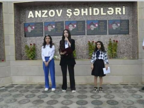 Şəhidlərin abidəsi önündə tələbə  qızın çıxışı hamını kövrəltdi