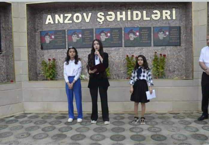 Şəhidlərin abidəsi önündə tələbə  qızın çıxışı hamını kövrəltdi