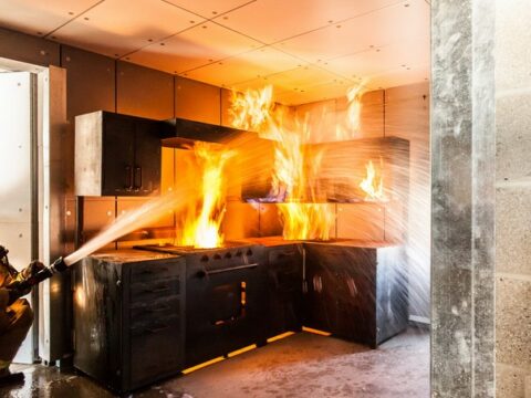 Bakıda çoxmərtəbəli binada yanğın söndürülüb – YENİLƏNİB
