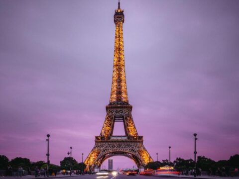 Parisdə gecə işıqlandırılması söndürüləcək, hovuzlarda temperatur azaldılacaq