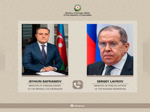 Ceyhun Bayramov Lavrovla sərhəddəki gərginliyi müzakirə etdi