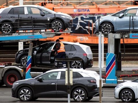 Avropada avtomobil satışları son 13 ayda ilk dəfə artıb