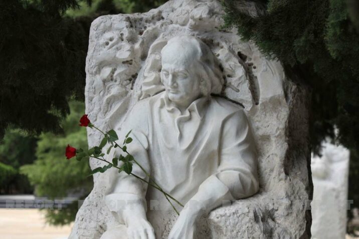 Üzeyir Hacıbəylinin məzarı ziyarət olunub