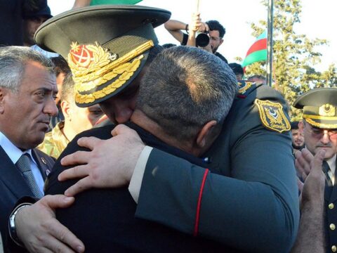 Müdafiə Nazirliyinin rəhbər heyəti şəhidlərin dəfn və yas mərasimlərində iştirak edib