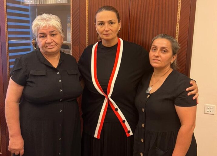 Qənirə Paşayeva şəhid anası və nənəsi ilə görüşüb
