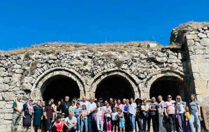 Qarabağdakı ruslar erməni keşişlərlə birgə Kəlbəcərin kəndində…-FOTOLAR