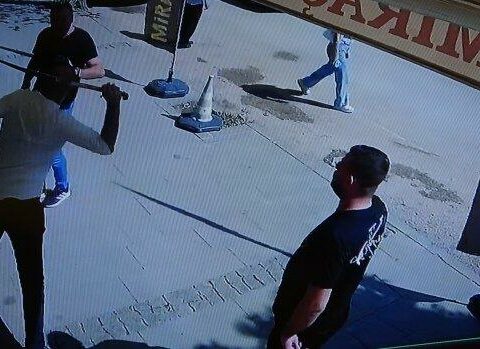 İş adamının üzərinə qılınc çəkdilər