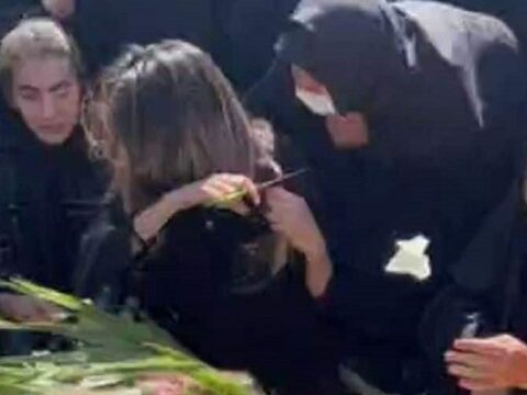 Aksiyada öldürülən qardaşının məzarı üstündə saçını kəsdi