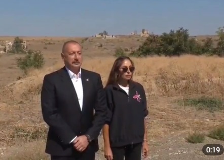 Prezidentlə xanımı şəhidlərimizi belə yad edib