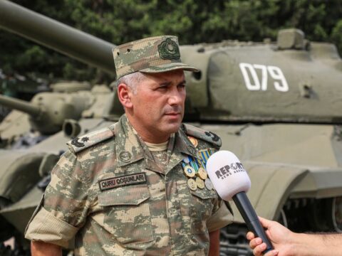 Zabit: “Düşməndən götürdüyümüz tankın üzərinə Albert Aqarunovun adını yazıb Şuşa döyüşlərinə girdik”