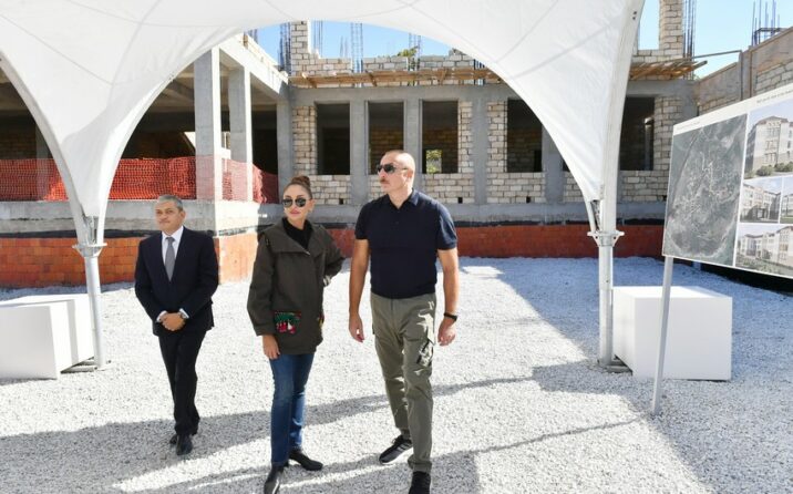 Ölkə başçısı və Mehriban xanım Əliyeva Şuşada məktəbin tikintisi ilə maraqlanıb