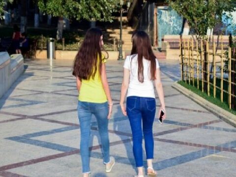 Bakıda itkin düşən qızlar düşüb