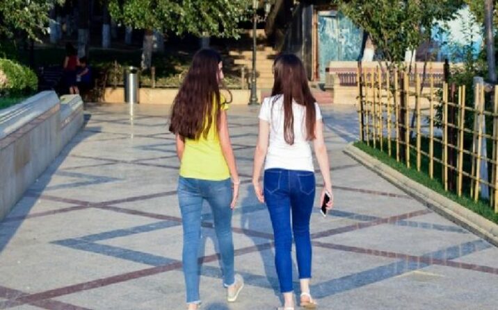 Bakıda itkin düşən qızlar düşüb
