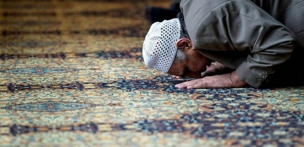Lənkəranda axund namaz üstə BIÇAQLANDI