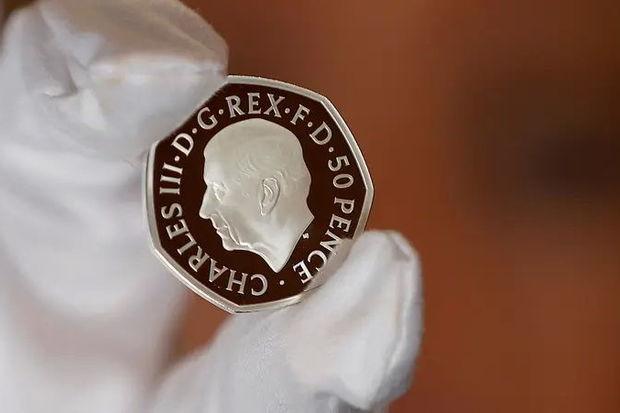 III Çarlzın təsviri olan sikkələr dövriyyəyə buraxılır