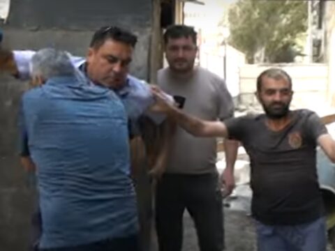 Vətəndaşın evini dağıdan MTK-dan  jurnalistə zorakılıq