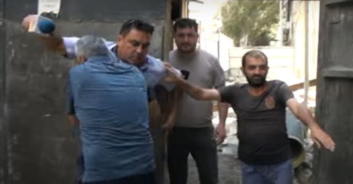 Vətəndaşın evini dağıdan MTK-dan  jurnalistə zorakılıq