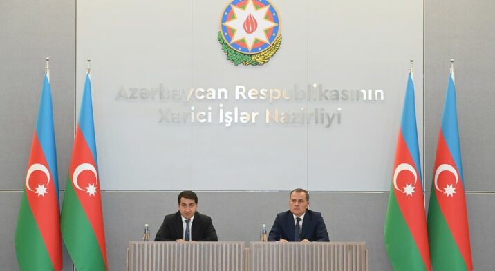 Ceyhun Bayramov və Hikmət Hacıyev diplomatik korpus üçün brifinq keçirib