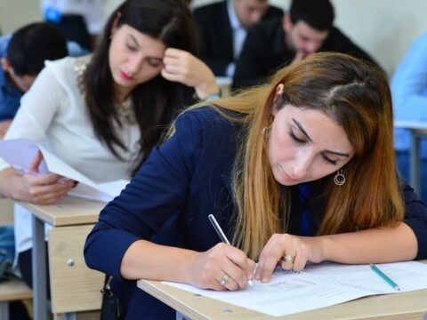 Dövlət qulluğunda fəaliyyətin davam etdirilməsi üzrə test imtahanı keçirilib