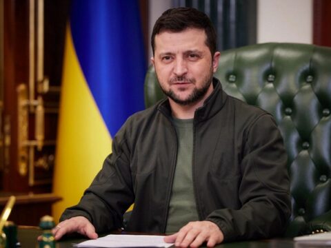 Zelenski Xerson vilayətində 15 hərbi idarənin yaradılması haqqında fərman imzalayıb