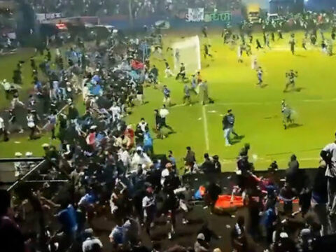 İndoneziyada stadionda baş verən iğtişaşlar nəticəsində 127 nəfər ölüb