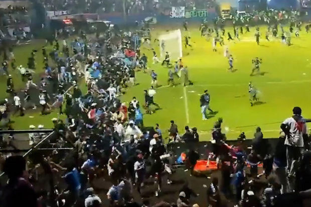 İndoneziyada stadionda baş verən iğtişaşlar nəticəsində 127 nəfər ölüb