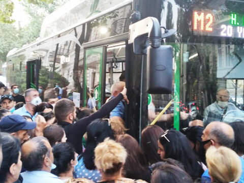 188 avtobus tıxacda, sərnişinlər dayanacaqlarda qalıb