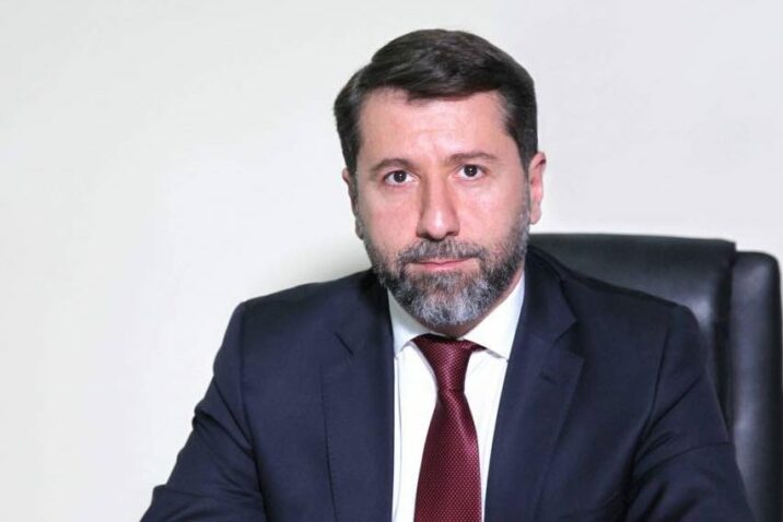 Erməni nazir istefa verdi 
