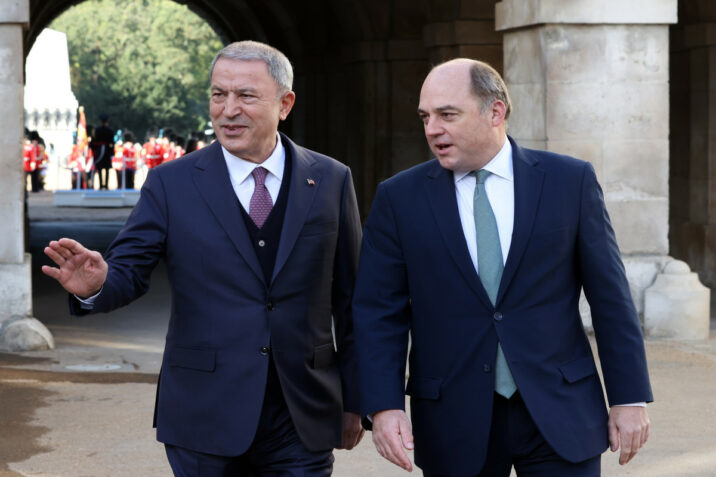 Hulusi Akar britaniyalı həmkarı ilə danışıqlar apardı 