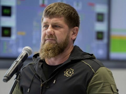 Kadırov Rusiyadan qaçan kişiləri təhqir etdi: “Ətək geyinin!”