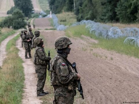 Polşa öz vətəndaşlarını Belarusu tərk etməyə çağırdı