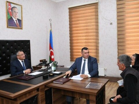 Rövşən Rzayev vətəndaşların müraciətlərini dinlədi